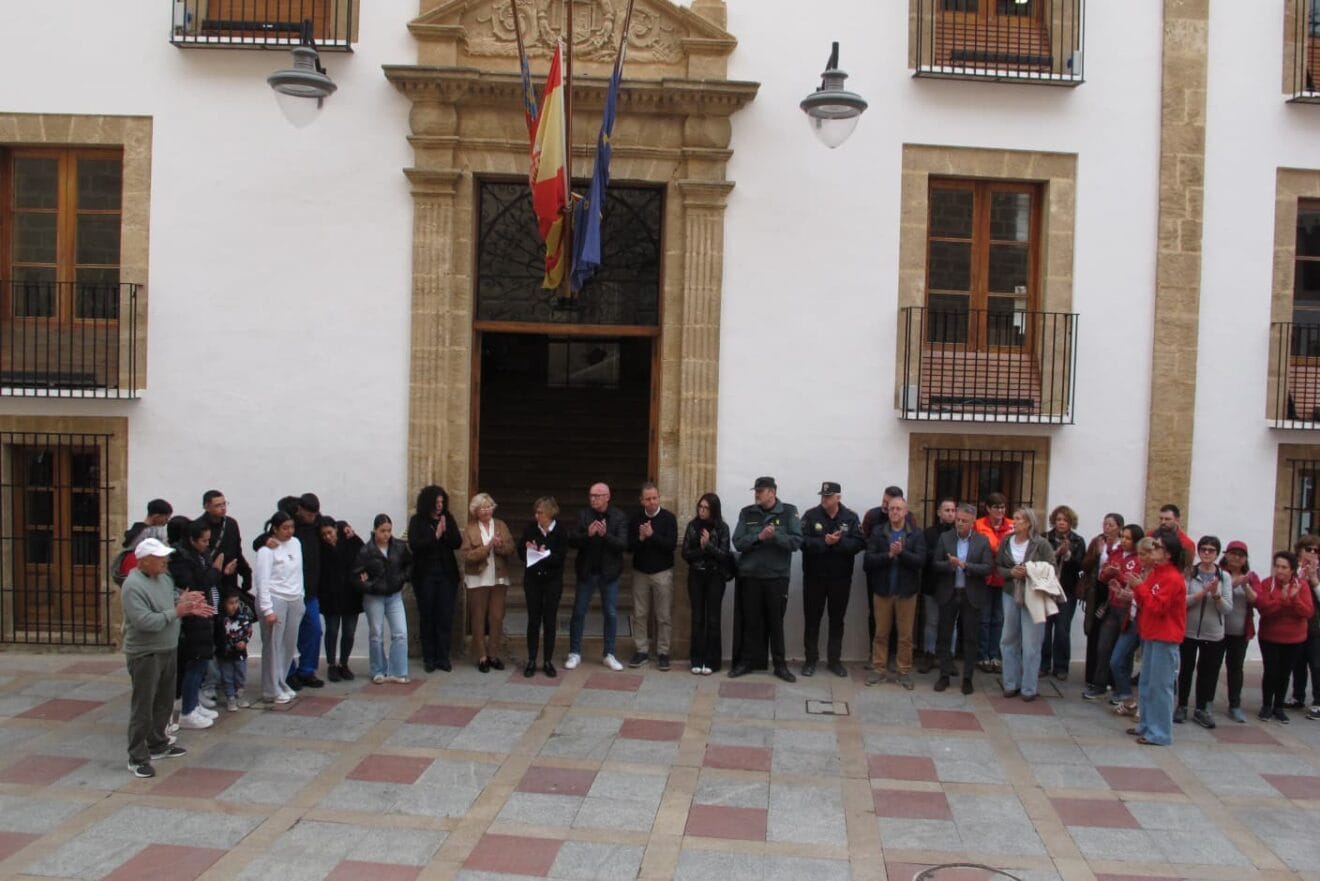 Minut de silenci a Xàbia per les dues víctimes mortals a l'incendi (5)