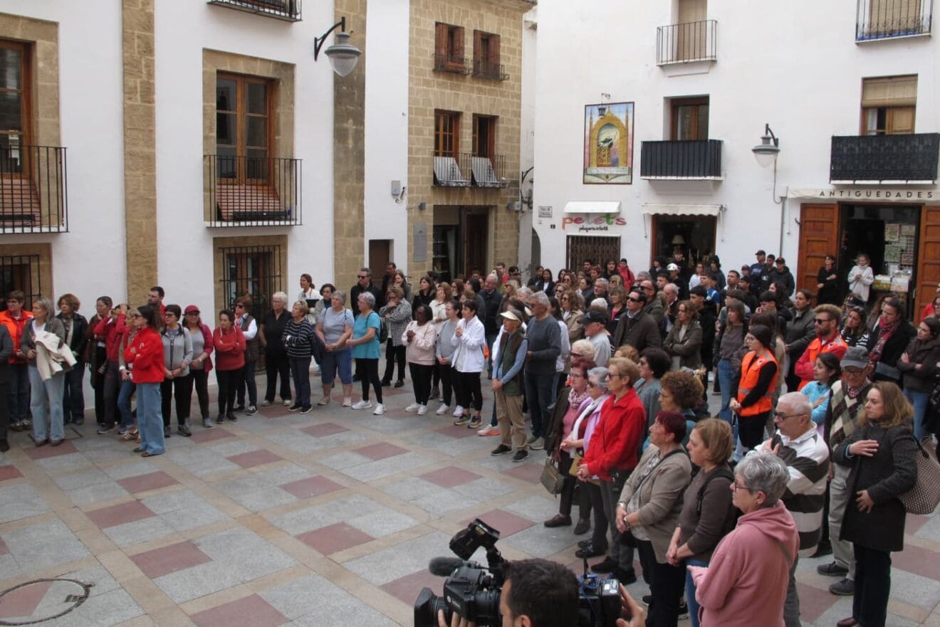 Minut de silenci a Xàbia per les dues víctimes mortals a l'incendi (6)