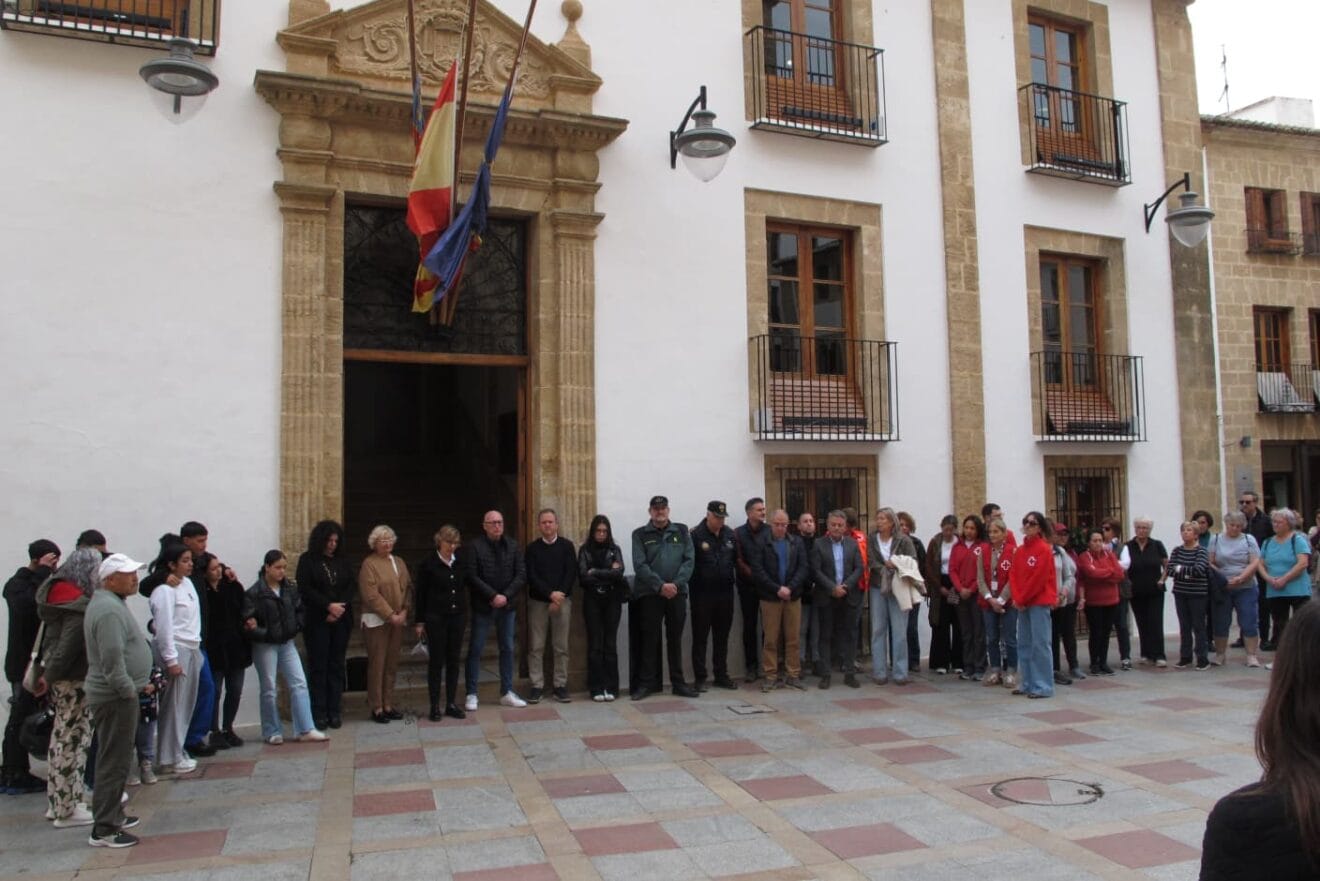 Minuto de silencio en Xàbia por los dos fallecidos en el incendio