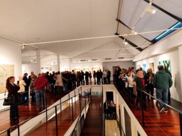 Numeroso público en la exposición homenaje a Tomás Sivera