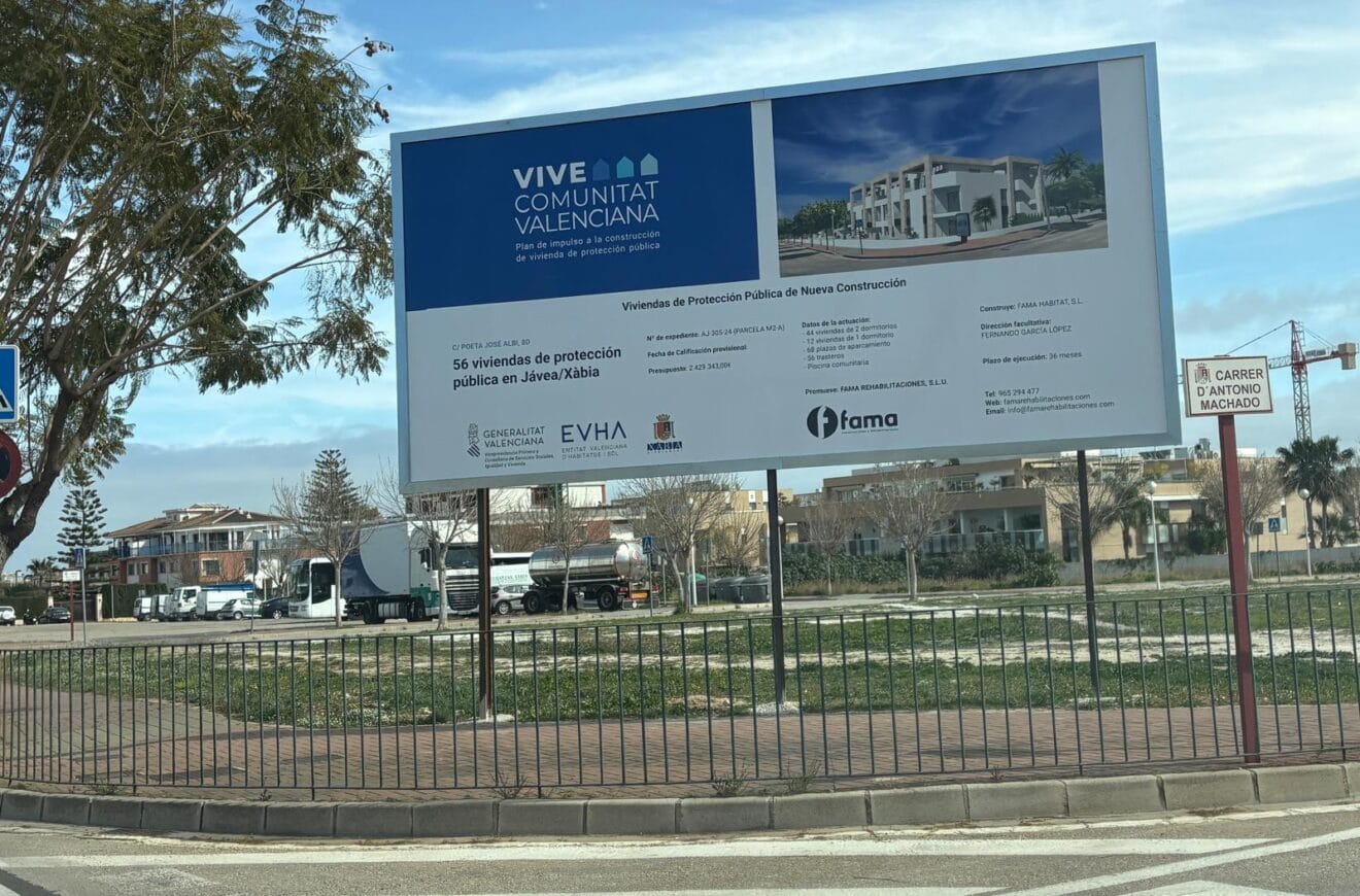 Parcela y cartel donde se construirán las  VPO en Xàbia