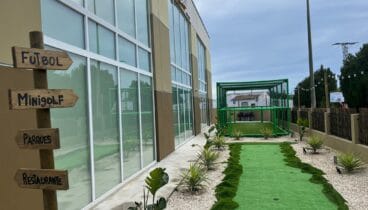 Parque infantil cubierto con cafetería para toda la familia