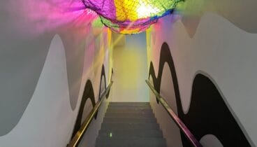 Parque infantil moderno con servicio de cafetería