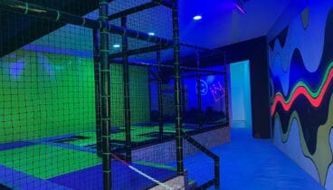 Parque infantil seguro con zona de restauración