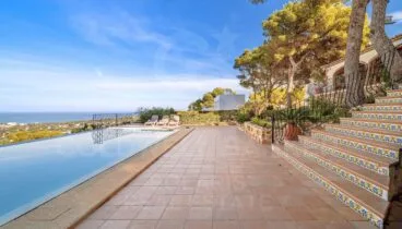 Piscina infinita con vistas al Mediterráneo en Jávea