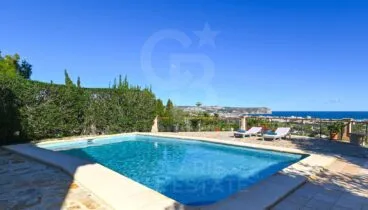 Piscina privada con terrazas soleadas y entorno tranquilo