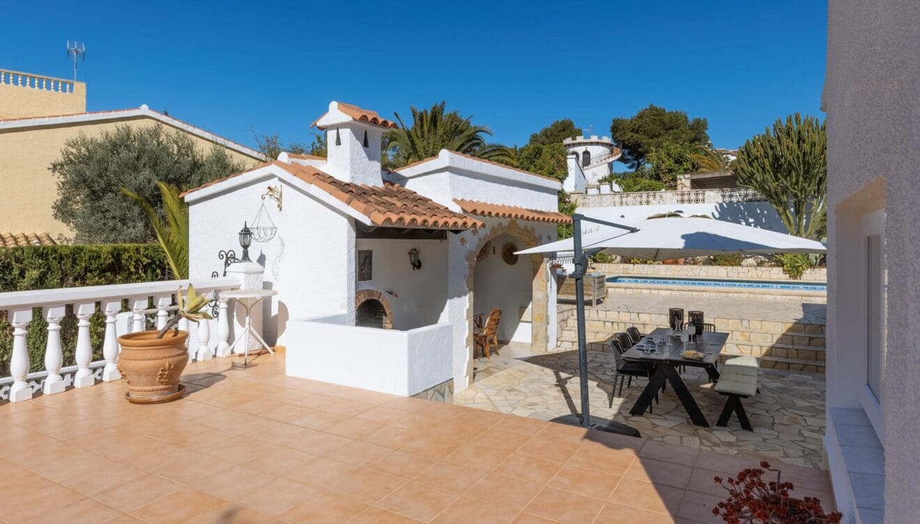 Piscina privada con tumbonas en villa vacacional en Balcón al Mar