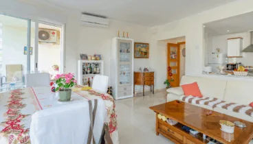 Piso moderno con cocina abierta en Jávea