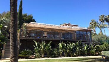 Protecció solar en entorns rurals amb tendal de braç reforçat per a grans superfícies