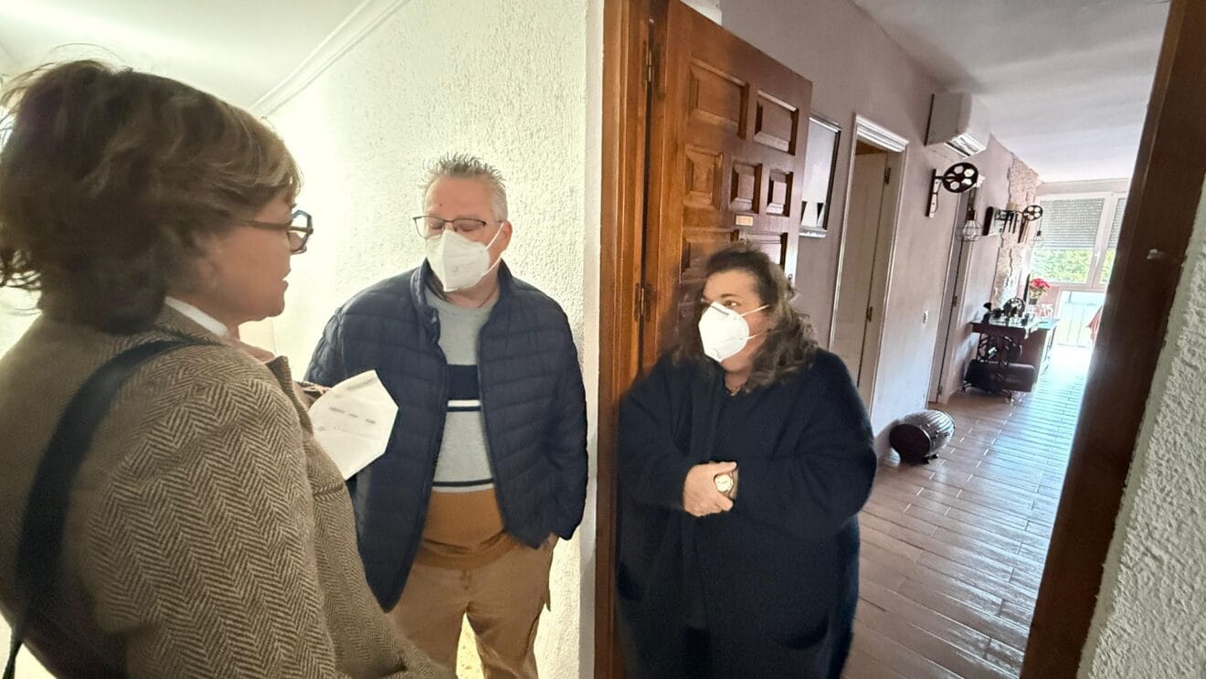 Vecinos de Jávea Park en su vivienda junto a la alcaldesa