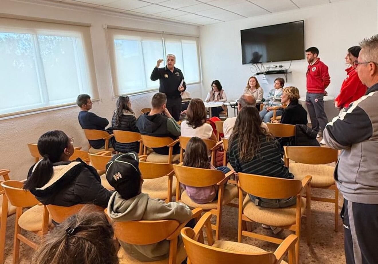 Reunión informativa con vecinos tras el incendio de Jávea Park para coordinar la vuelta a las viviendas