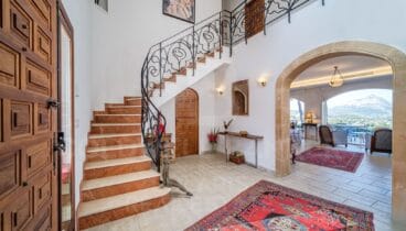 Saló ampli amb grans finestrals i vistes al mar