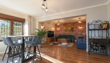 Salón comedor con grandes ventanales y luz natural