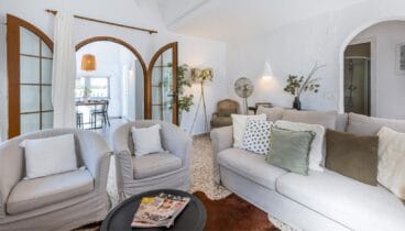 Saló amb sofà llit i TV a casa turística a Xàbia