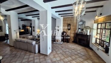 Saló principal ampli amb llum natural i connexió al pati