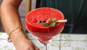 Selección exclusiva de vinos y combinados frente al mar