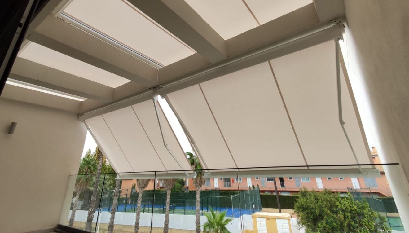 Solución de sombra para balcones estrechos con toldo de brazo extensible en color antracita
