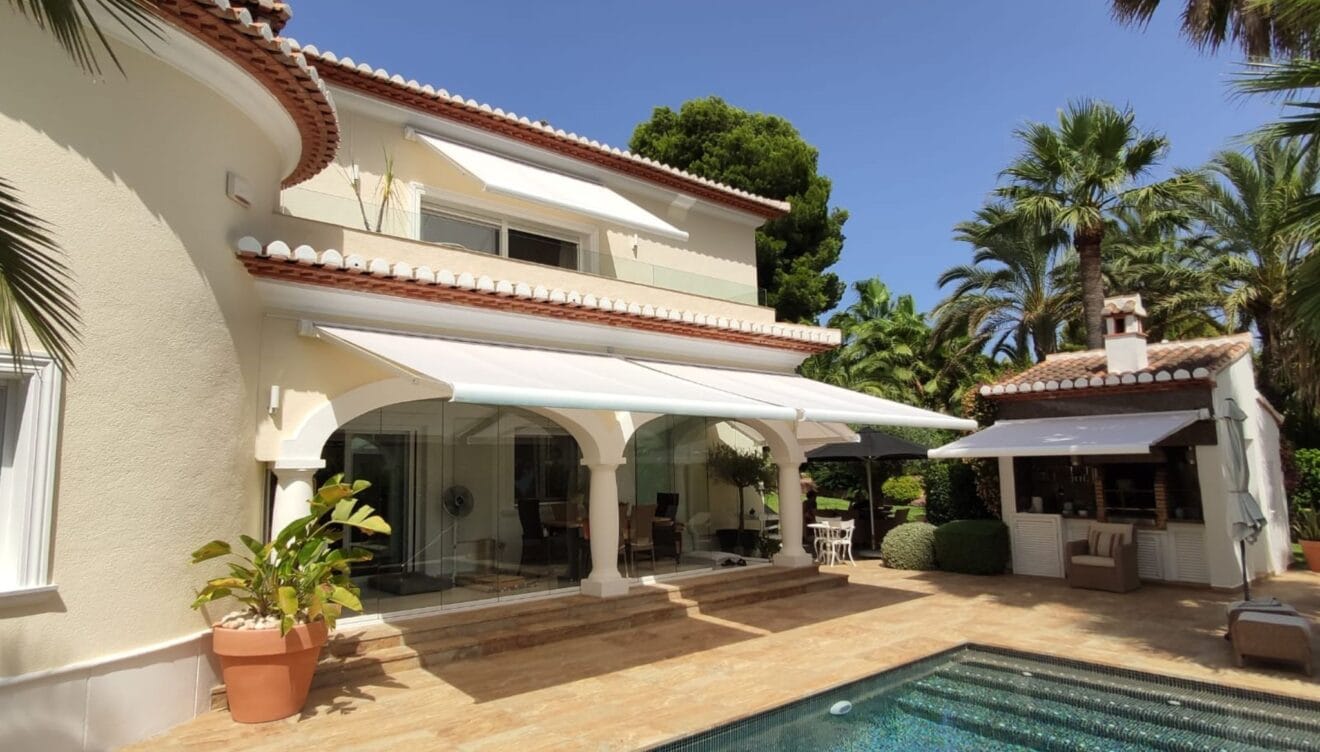 Sombra inteligente para piscinas mediante toldo de brazos articulados en chalet de Jávea