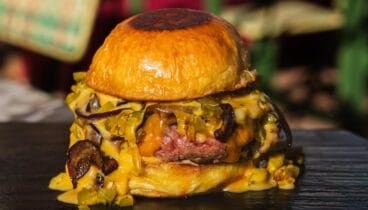 Su especialidad, hamburguesas y pollos asados