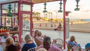Terraza luminosa diseñada para disfrutar de sobremesas bajo el sol