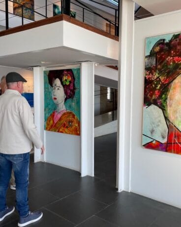 Tomás Sivera frente a una de las obras expuestas