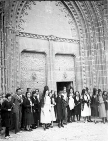 Diverses dones amb la mantellina a la eixida de missa de l'Església Sant Bertomeu a finals dels anys 20. Arxiu de la Família Guardiola-Ramos