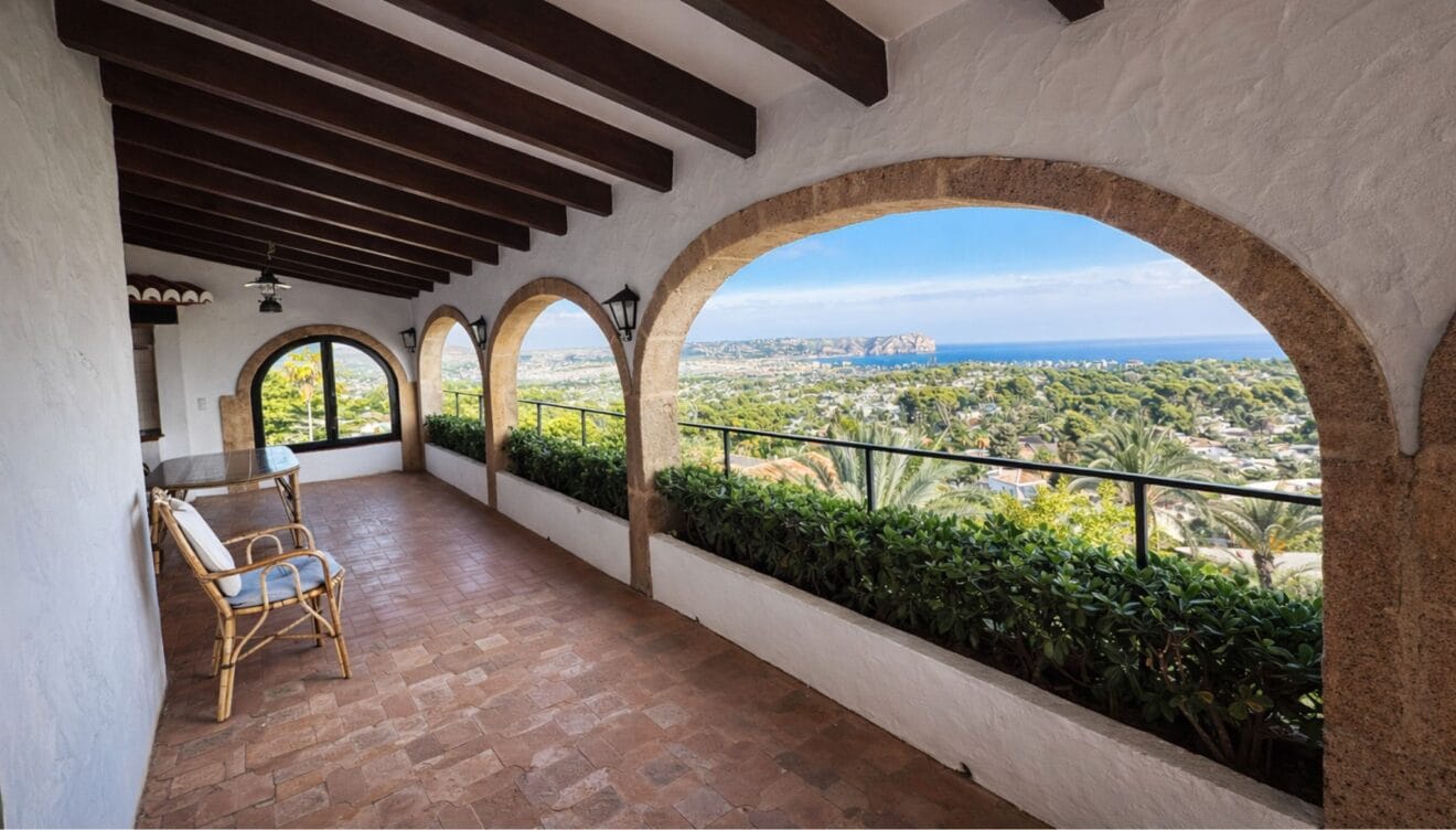 Villa en venta en Jávea con amplia parcela y vistas abiertas