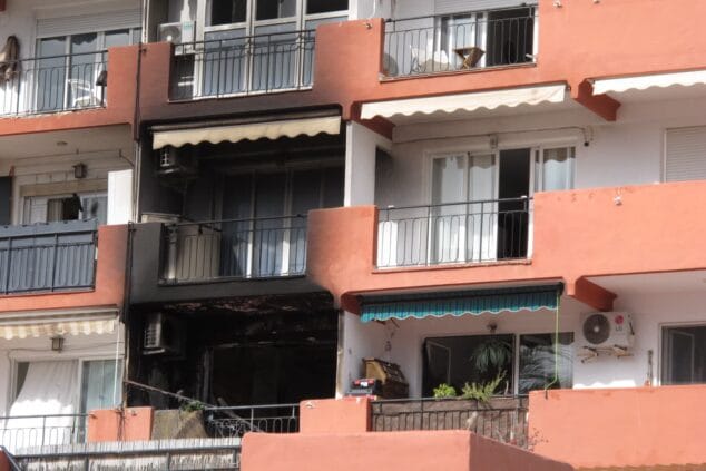 Imagen: Vivienda calcinada por el incendio originado en un edificio de Jávea Park
