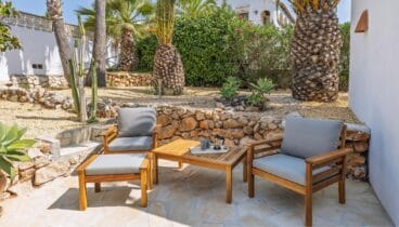 Zona chill out junt a la piscina a Vila a Balcón al Mar