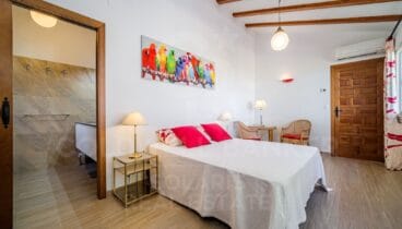 Zona de dia lluminosa amb vistes al Mediterrani