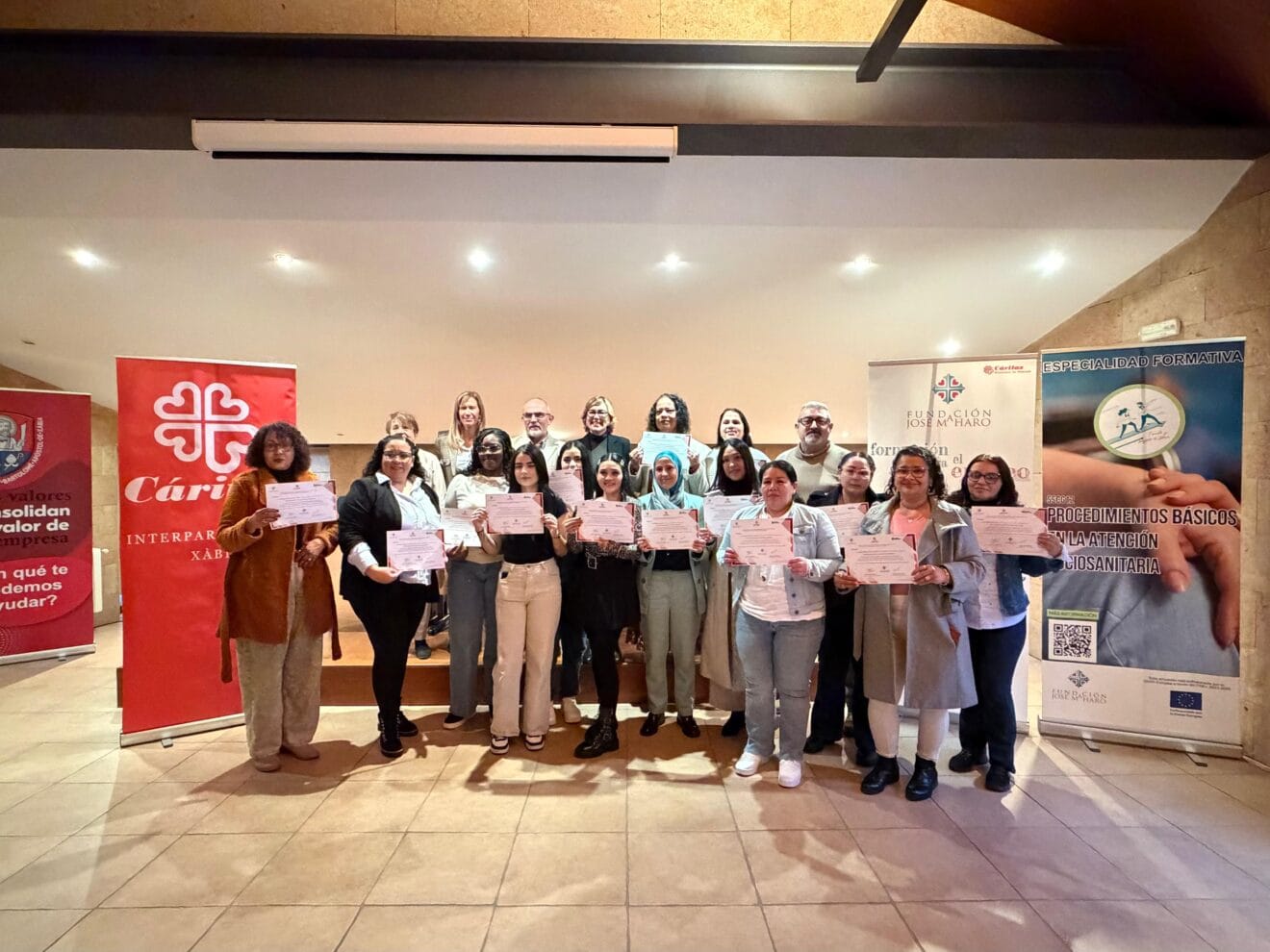 Alumnas del curso sociosanitario de Cáritas con el diploma