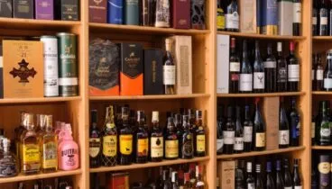 Amplia variedad de vinos españoles en una tienda especializada de Xàbia