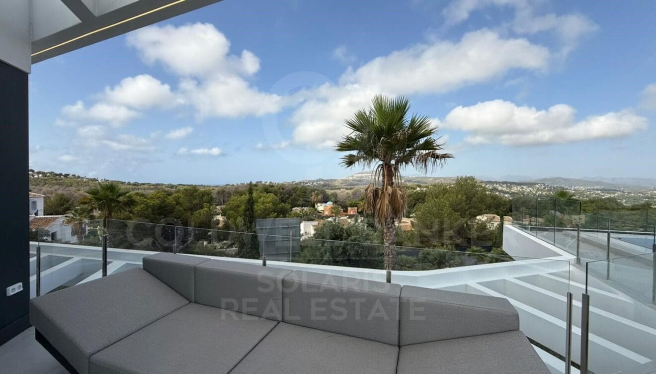 Amplias terrazas exteriores para disfrutar del clima mediterráneo en Jávea