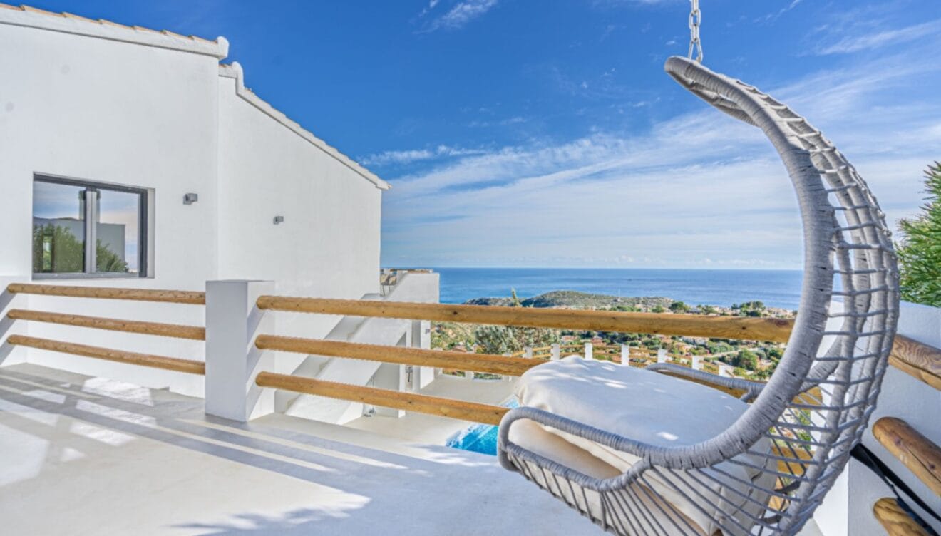 Área de relax al aire libre con mobiliario de diseño mediterráneo