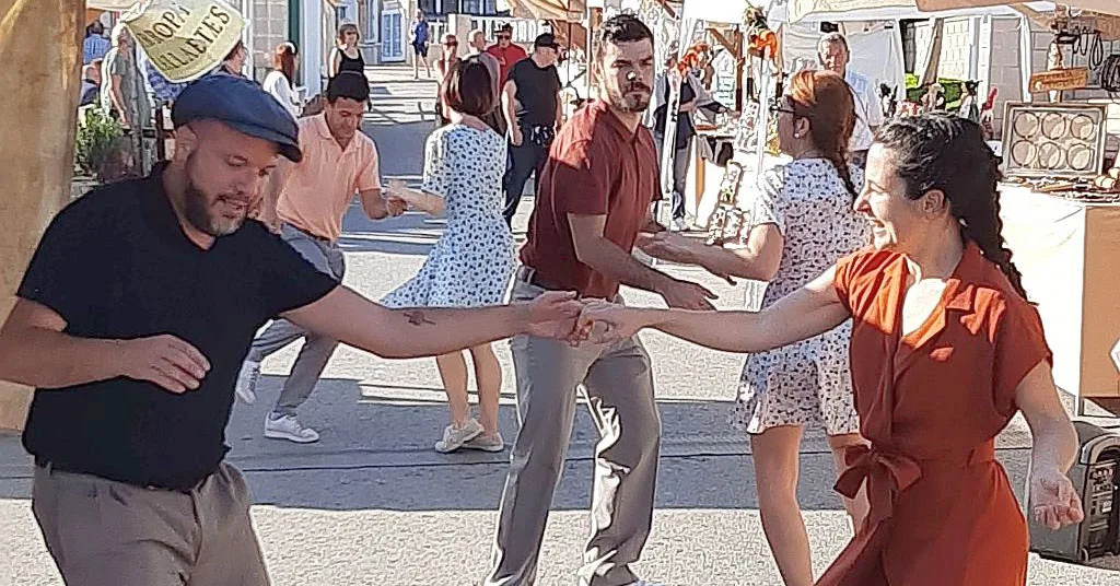 Bailando Swing en un mercado
