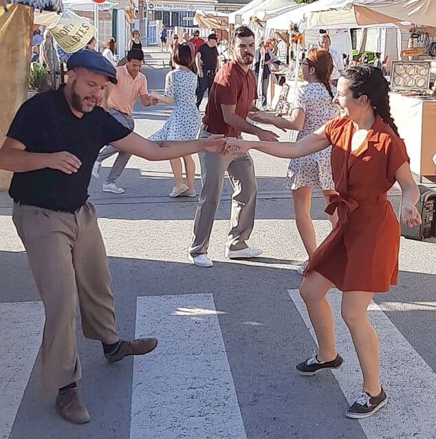Immagine: Swing danzante in un mercato