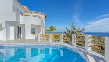 Baño con horizonte infinito frente al mar Mediterráneo