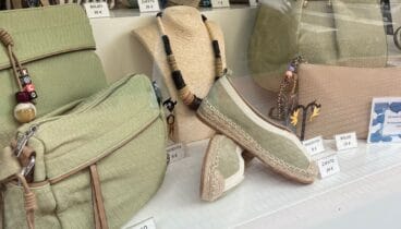 Calzado de verano Vanity Shoes en tonos neutros pastel y detalles de rafia artesanal