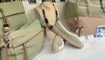 Calzado de verano Vanity Shoes en tonos neutros pastel y detalles de rafia artesanal