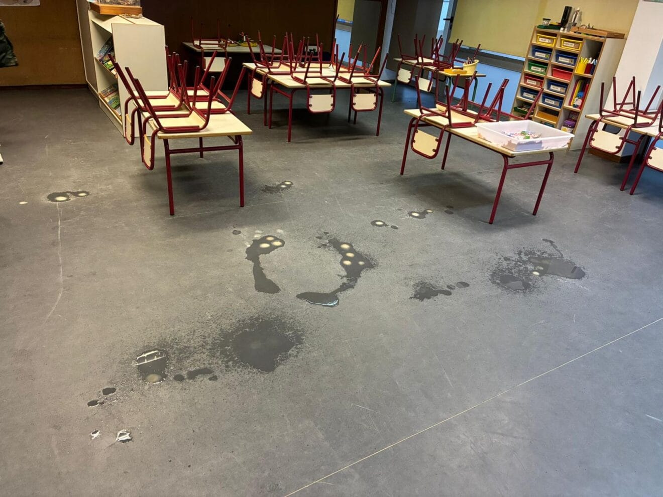 Charcos en el aula debido a la humedad y filtraciones de agua