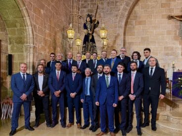 Cofradía del Nazareno junto a la imagen