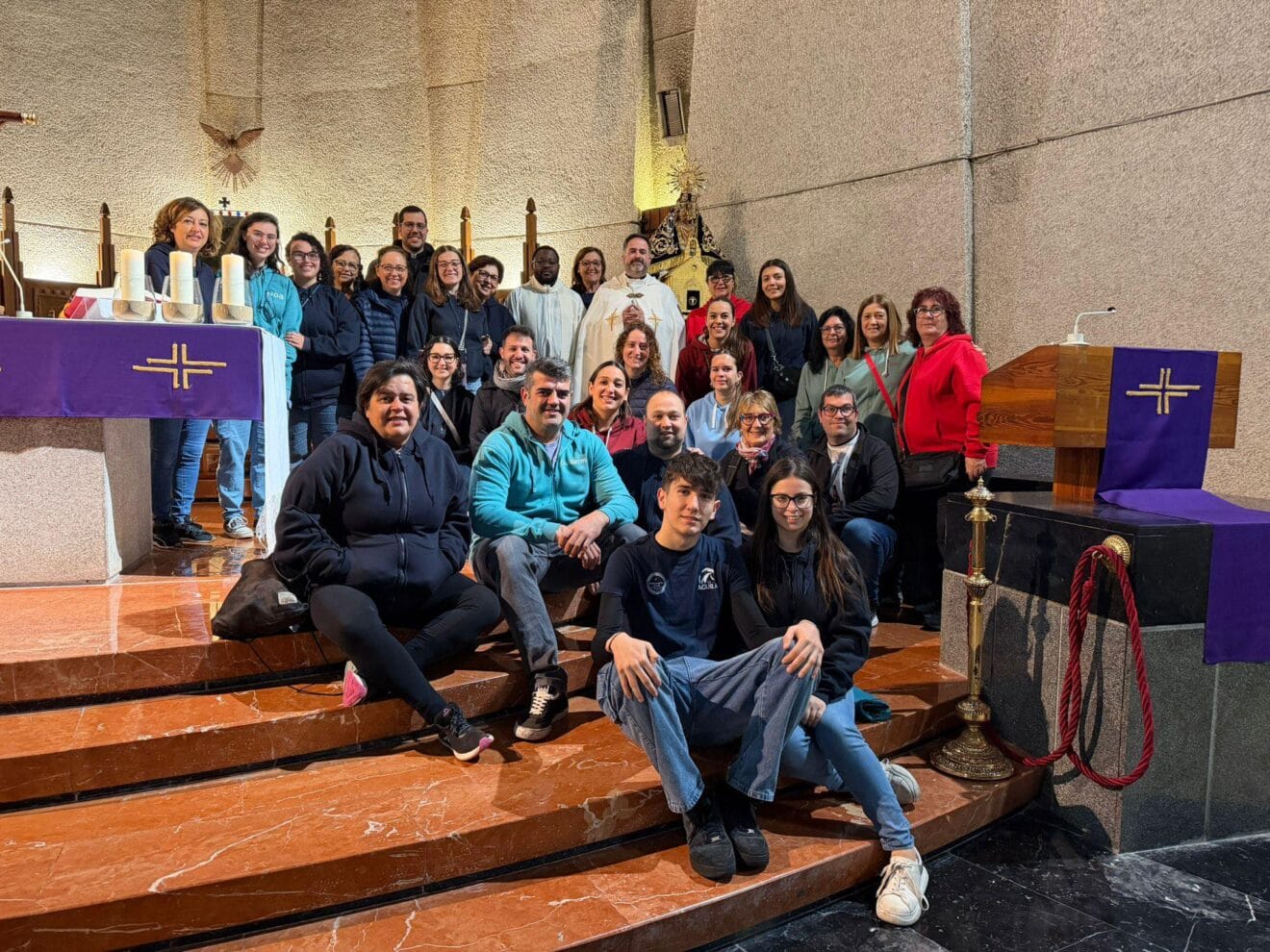 Comissió de Festes de Loreto junto a la imagen en el Mig Any | Foto Comissió de Festes