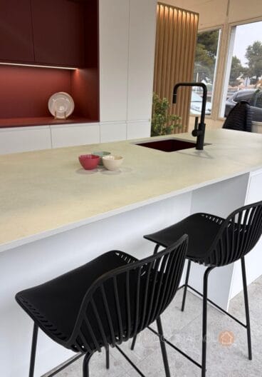 Cómo el contraste de colores transforma la estética de la cocina actual