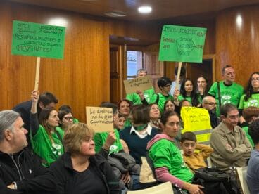 Concentración de docentes en el pleno ordinario de Xàbia