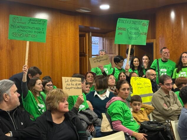 Imagen: Concentración de docentes en el pleno ordinario de Xàbia