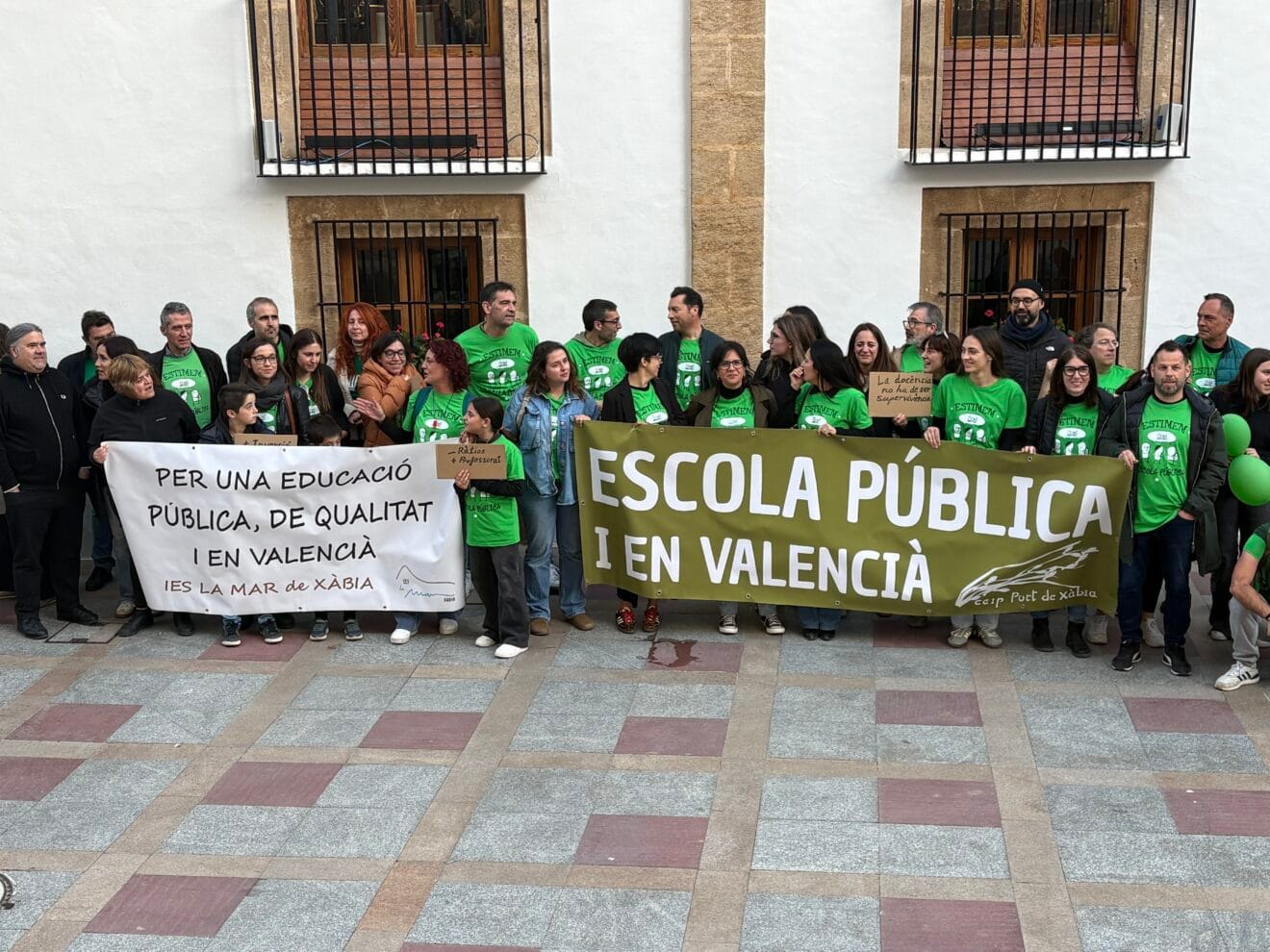 Concentración de docentes en Xàbia (8)