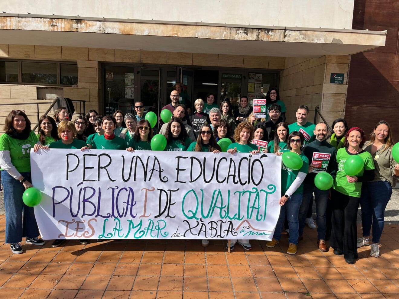 Concentración en el IES La Mar de Xàbia