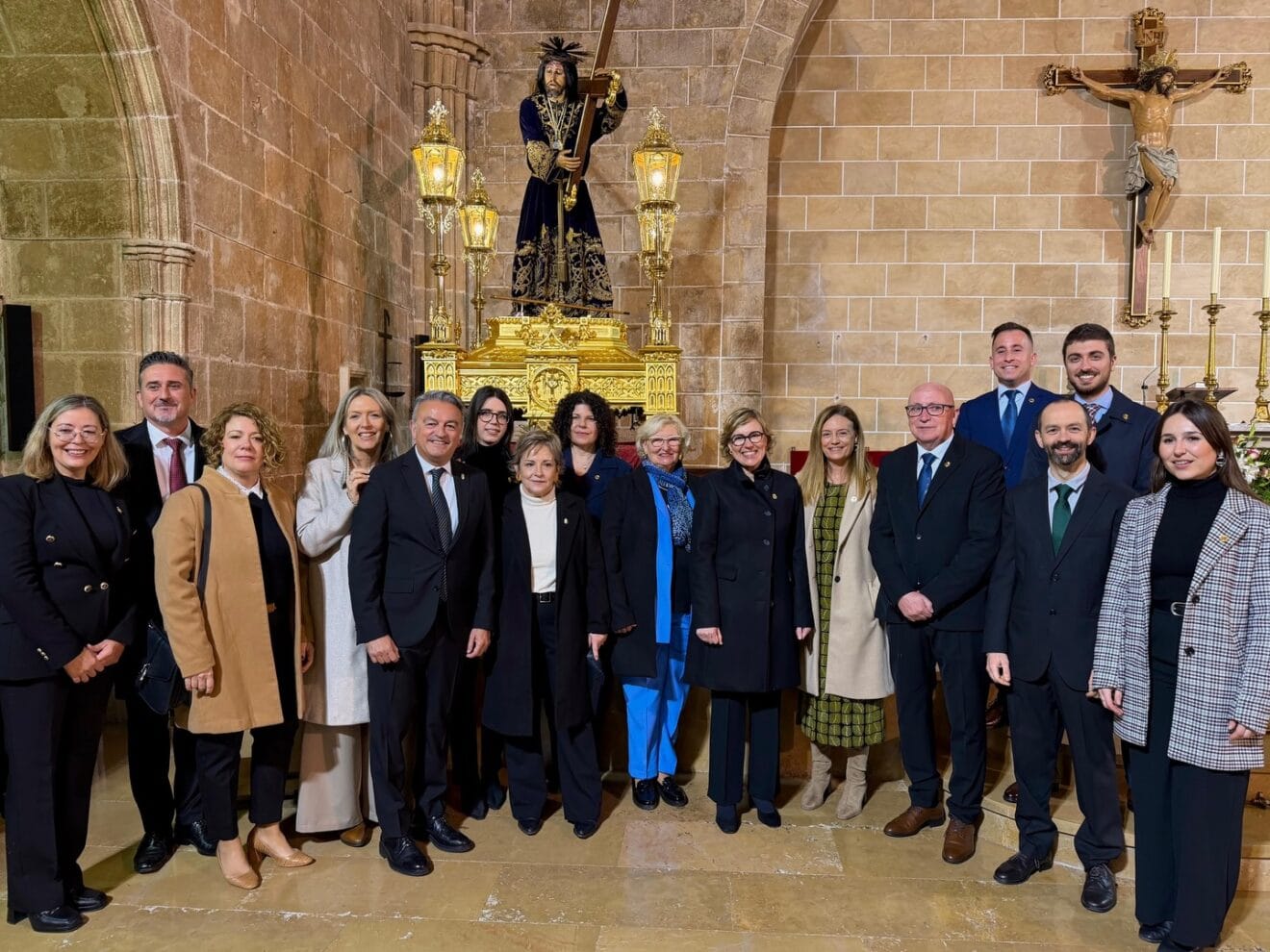 Corporación municipal y jueza de paz junto a la imagen del Nazareno