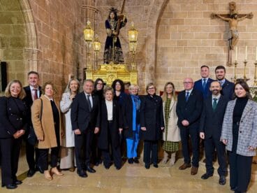Corporación municipal y jueza de paz junto a la imagen del Nazareno
