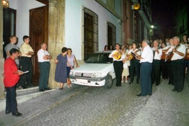 Cuando la serenata de San Juan se iniciaba en la Casa Abadía, vivienda del párroco de Jáve